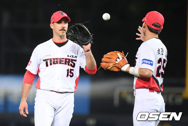 23일 광주기아챔피언스필드에서 '2021 신한은행 SOL KBO 리그' KIA 타이거즈와 삼성 라이온즈의 경기가 진행됐다. 6회초 KIA 멩덴이 삼성 선두타자 구자욱의 내야땅볼타구를 호수비 펼치며 잡아낸 박찬호 유격수를 향해 미소 짓고 있다. / soul1014@osen.co.kr