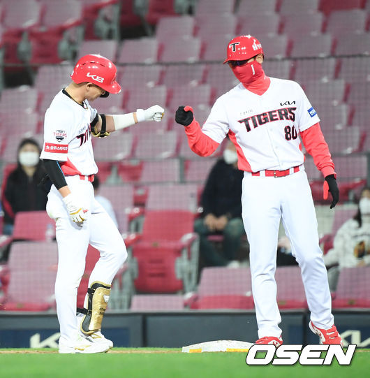 23일 광주기아챔피언스필드에서 '2021 신한은행 SOL KBO 리그' KIA 타이거즈와 삼성 라이온즈의 경기가 진행됐다. 4회말 2사 1,2루 KIA 박찬호가 1타점 적시타를 날리고 있다. / soul1014@osen.co.kr