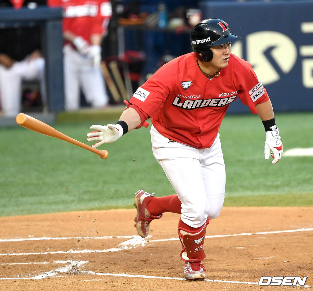 SSG 최주환이 안타를 날리고 있다. / dreamer@osen.co.kr