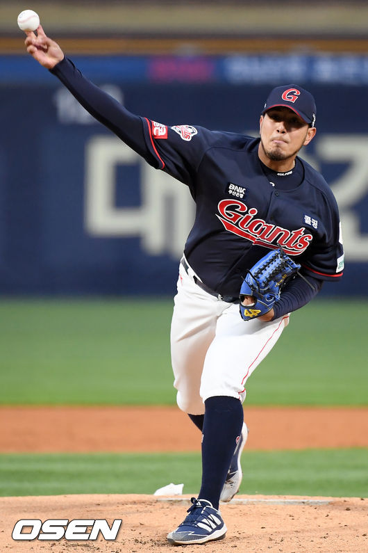 롯데 선발 프랑코가 마운드 위에서 힘차게 공을 뿌리고 있다./rumi@osen.co.kr