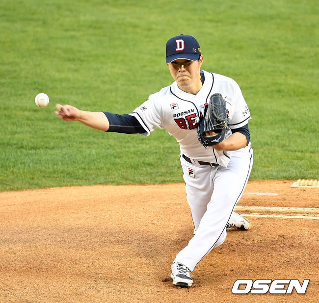 23일 오후 서울 잠실야구장에서 ’2021 신한은행 SOL KBO 리그' 두산 베어스와 NC 다이노스의 경기가 열렸다.1회초 무사에서 두산 선발투수 최원준이 역투하고 있다. /sunday@osen.co.kr