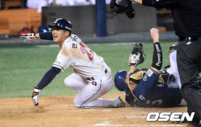 23일 오후 서울 잠실야구장에서 ’2021 신한은행 SOL KBO 리그' 두산 베어스와 NC 다이노스의 경기가 열렸다.7회말 1사 2루에서 두산 김재환의 내야 땅볼 때 송구가 1루로 향하자 2루주자 안권수가 홈으로 쇄도해 세이프 되고 있다. /sunday@osen.co.kr