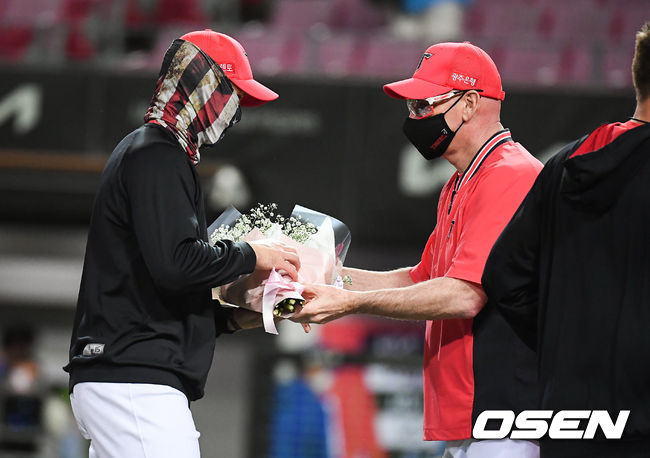 경기종료 후 맷 윌리엄스 감독이 첫 승을 거둔 멩덴에게 꽃다발 선물을 전달하고 있다. / soul1014@osen.co.kr