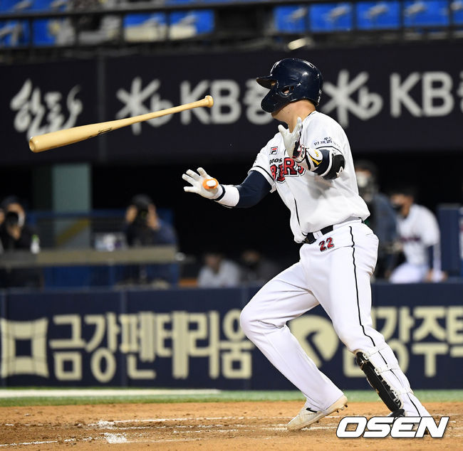 23일 오후 서울 잠실야구장에서 ’2021 신한은행 SOL KBO 리그' 두산 베어스와 NC 다이노스의 경기가 열렸다.8회말 1사 2루에서 두산 장승현이 우전 적시타를 치고 있다. /sunday@osen.co.kr