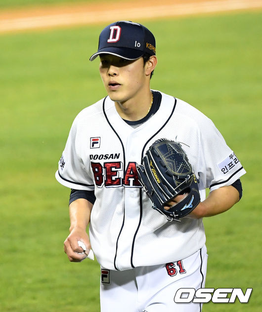 23일 오후 서울 잠실야구장에서 ’2021 신한은행 SOL KBO 리그' 두산 베어스와 NC 다이노스의 경기가 열렸다.7회초 수비를 마친 두산 최원준이 더그아웃으로 가고 있다. /sunday@osen.co.kr