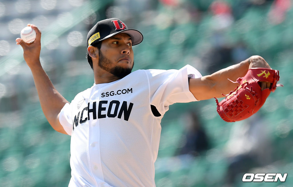 SSG 선발 폰트가 공을 뿌리고 있다. /cej@osen.co.kr