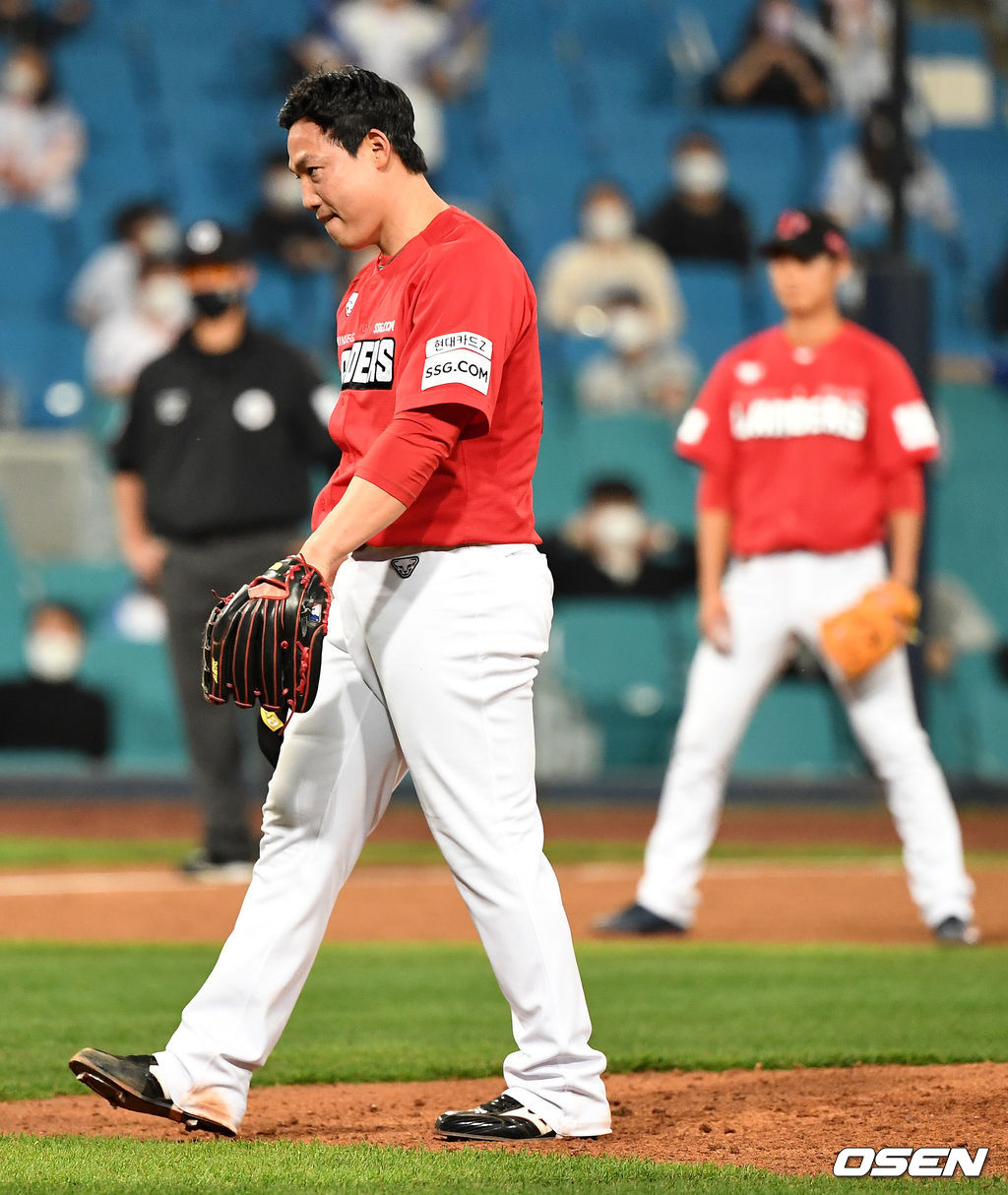 밀어내기 볼넷을 허용한 SSG 투수 강지광이 아쉬워하고 있다. / dreamer@osen.co.kr