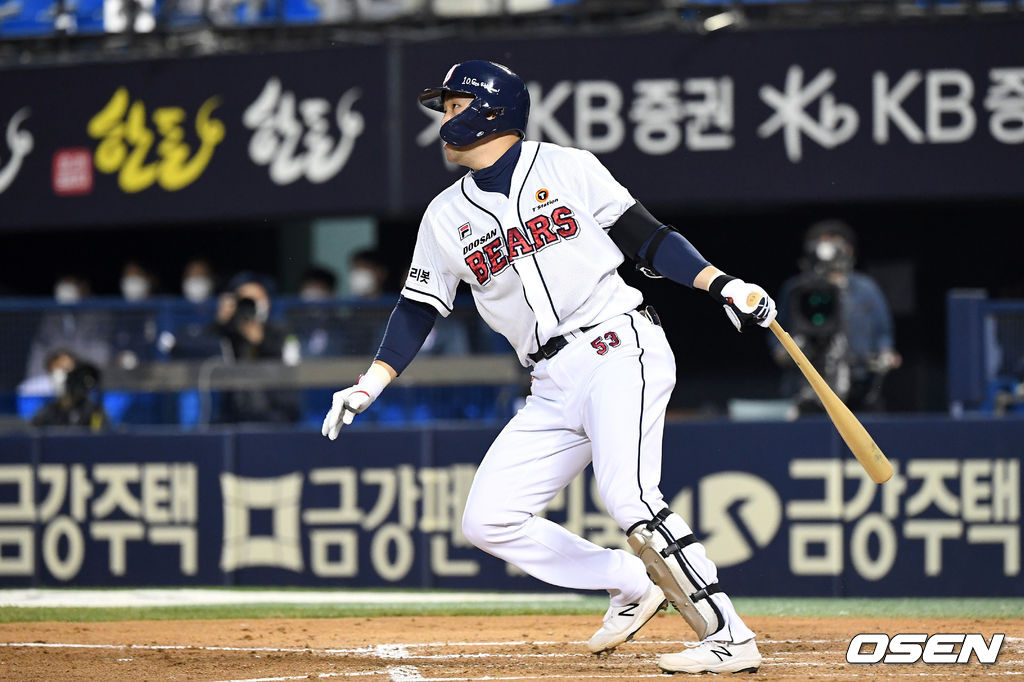 23일 서울 잠실야구장에서 열린 ‘2021 신한은행 SOL KBO 리그’ 두산 베어스와 NC 다이노스 경기, 3회말 2사 1루 두산 양석환이 중전 안타를 치고 있다./sunday@osen.co.kr