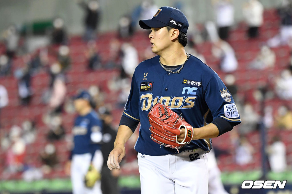 23일 서울 잠실야구장에서 열린 ‘2021 신한은행 SOL KBO 리그’ 두산 베어스와 NC 다이노스 경기, 3회말 2사 1루 두산 양석환에게 안타를 허용한 NC 송명기가 1루주자 김재환이 3루로 쇄도하자 수비 커버를 나서고 있다./sunday@osen.co.kr