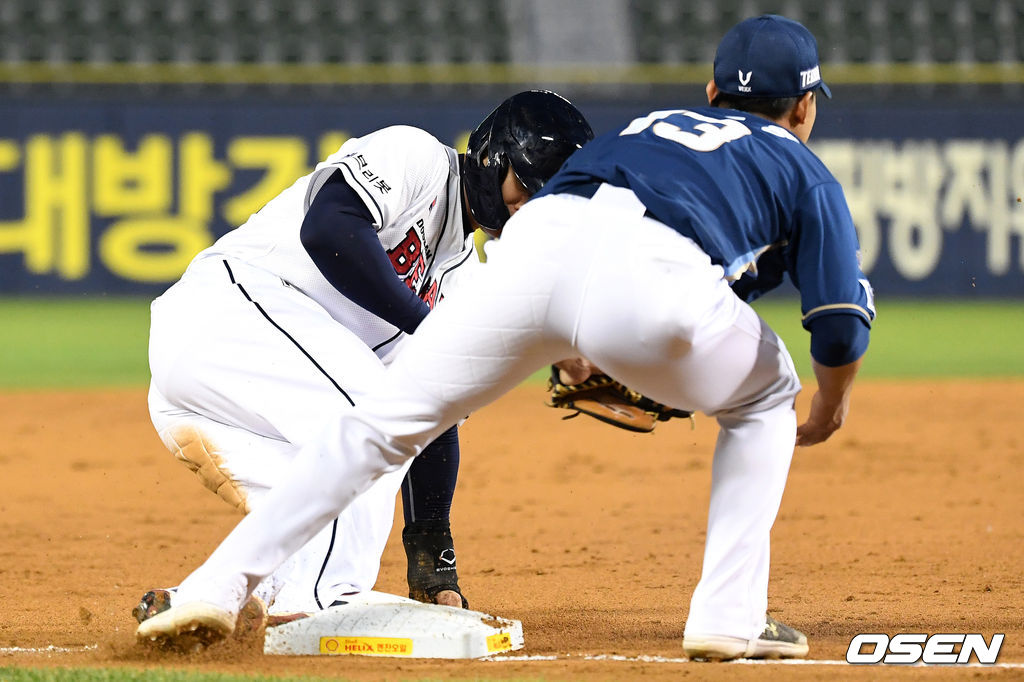 23일 서울 잠실야구장에서 열린 ‘2021 신한은행 SOL KBO 리그’ 두산 베어스와 NC 다이노스 경기, 3회말 2사 1루 두산 양석환의 중전 안타 때 1루주자 김재환이 2루를 지나 3루로 쇄도해 세이프되고 있다./sunday@osen.co.kr