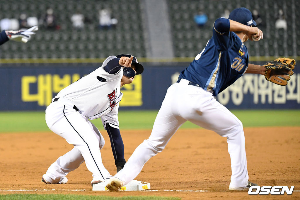 23일 서울 잠실야구장에서 열린 ‘2021 신한은행 SOL KBO 리그’ 두산 베어스와 NC 다이노스 경기, 3회말 2사 1루 두산 양석환의 중전 안타 때 1루주자 김재환이 2루를 지나 3루로 쇄도해 세이프되고 있다./sunday@osen.co.kr