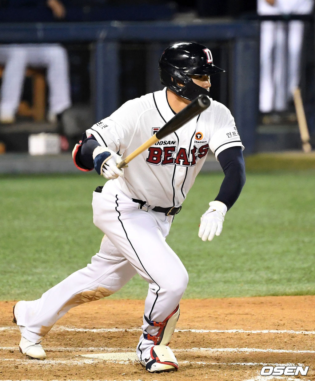 23일 서울 잠실야구장에서 열린 ‘2021 신한은행 SOL KBO 리그’ 두산 베어스와 NC 다이노스 경기, 7회말 1사 2루에서 두산 김재환이 땅볼을 치고 있다. /sunday@osen.co.kr