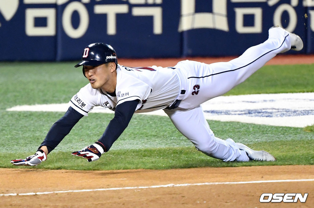 23일 서울 잠실야구장에서 열린 ‘2021 신한은행 SOL KBO 리그’ 두산 베어스와 NC 다이노스 경기, 7회말 1사 2루에서 두산 김재환의 땅볼 때 2루주자 안권수가 3루를 지나 홈으로 쇄도하고 있다. /sunday@osen.co.kr