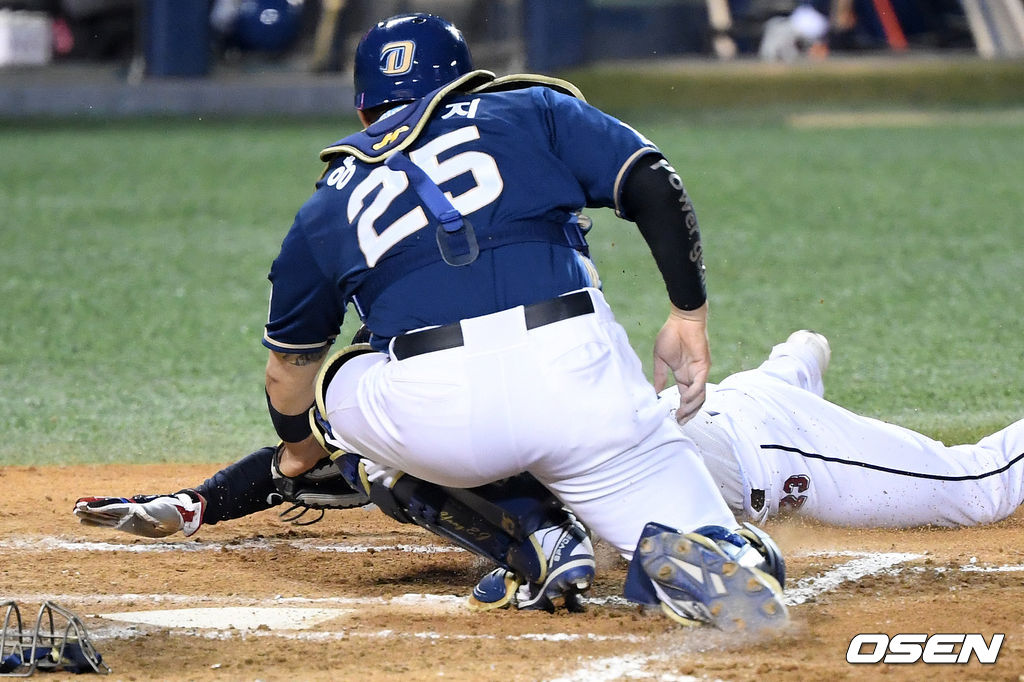 23일 서울 잠실야구장에서 열린 ‘2021 신한은행 SOL KBO 리그’ 두산 베어스와 NC 다이노스 경기, 7회말 1사 2루에서 두산 김재환의 땅볼 때 2루주자 안권수가 3루를 지나 홈으로 쇄도해 세이프 되고 있다. /sunday@osen.co.kr