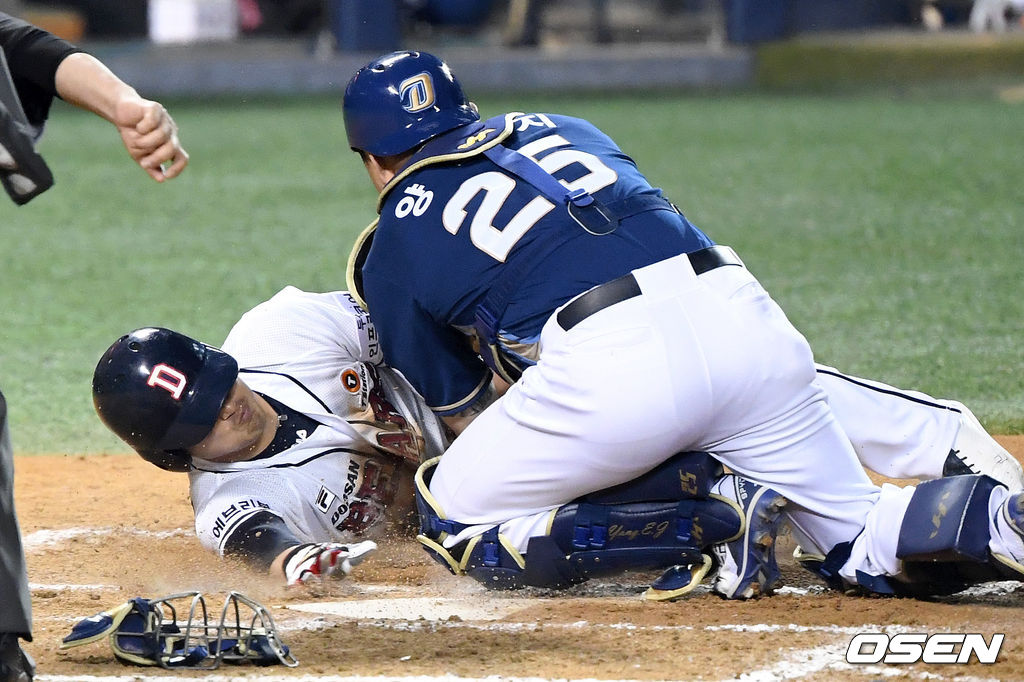23일 서울 잠실야구장에서 열린 ‘2021 신한은행 SOL KBO 리그’ 두산 베어스와 NC 다이노스 경기, 7회말 1사 2루에서 두산 김재환의 땅볼 때 2루주자 안권수가 3루를 지나 홈으로 쇄도해 세이프 되고 있다. /sunday@osen.co.kr