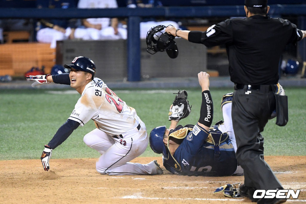 23일 서울 잠실야구장에서 열린 ‘2021 신한은행 SOL KBO 리그’ 두산 베어스와 NC 다이노스 경기, 7회말 1사 2루에서 두산 김재환의 땅볼 때 2루주자 안권수가 3루를 지나 홈으로 쇄도해 세이프 되고 있다. /sunday@osen.co.kr