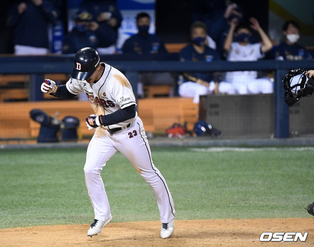 23일 서울 잠실야구장에서 열린 ‘2021 신한은행 SOL KBO 리그’ 두산 베어스와 NC 다이노스 경기, 7회말 1사 2루에서 두산 김재환의 땅볼 때 2루주자 안권수가 3루를 지나 홈으로 쇄도해 세이프 되고 환호하고 있다. /sunday@osen.co.kr