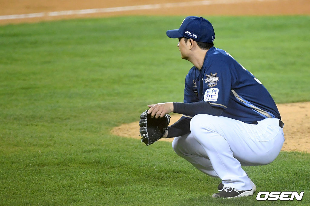 23일 서울 잠실야구장에서 열린 ‘2021 신한은행 SOL KBO 리그’ 두산 베어스와 NC 다이노스 경기, 7회말 1사 2루에서 두산 김재환의 땅볼 때 NC 임정호가 홈으로 쇄도한 안권수에게 실점하자 아쉬워하고 있다. /sunday@osen.co.kr