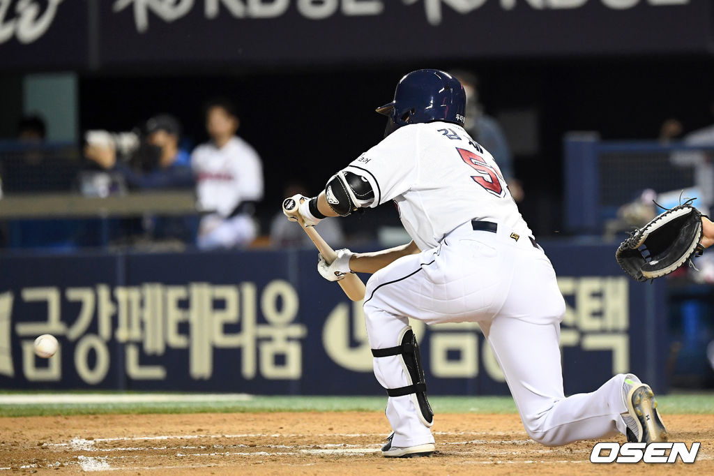 23일 서울 잠실야구장에서 열린 ‘2021 신한은행 SOL KBO 리그’ 두산 베어스와 NC 다이노스 경기, 8회말 무사 1루에서 두산 김재호가 희생번트를 성공시키고 있다. /sunday@osen.co.kr
