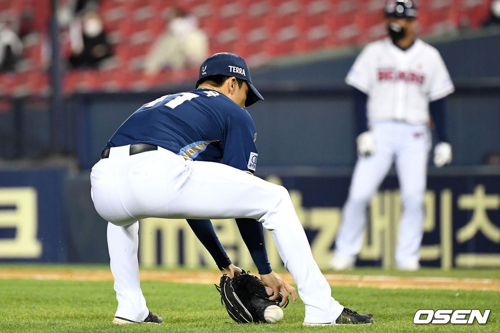 23일 서울 잠실야구장에서 열린 ‘2021 신한은행 SOL KBO 리그’ 두산 베어스와 NC 다이노스 경기, 8회말 무사 1루에서 NC 류진욱이 두산 김재호의 번트 타구를 잡고 있다. /sunday@osen.co.kr