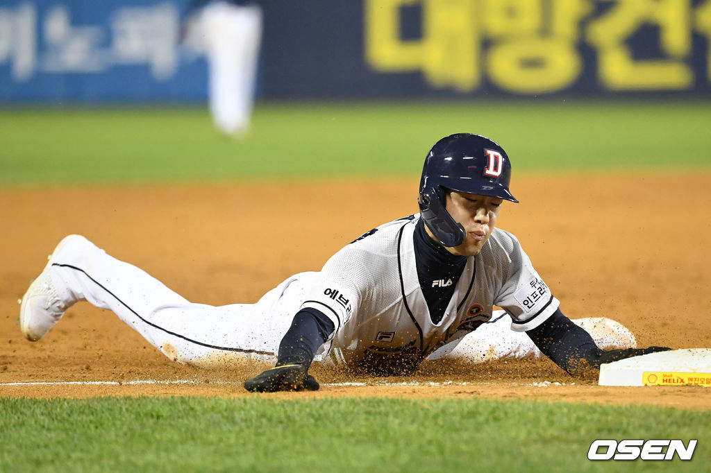 23일 서울 잠실야구장에서 열린 ‘2021 신한은행 SOL KBO 리그’ 두산 베어스와 NC 다이노스 경기, 8회말 무사 1루에서 두산 김재호의 희생번트 때 1루주자 조수행이 2루를 지나 3루로 쇄도해 세이프되고 있다. /sunday@osen.co.kr