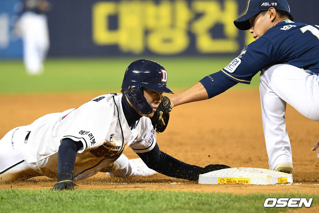 23일 서울 잠실야구장에서 열린 ‘2021 신한은행 SOL KBO 리그’ 두산 베어스와 NC 다이노스 경기, 8회말 무사 1루에서 두산 김재호의 희생번트 때 1루주자 조수행이 2루를 지나 3루로 쇄도해 세이프되고 있다. /sunday@osen.co.kr