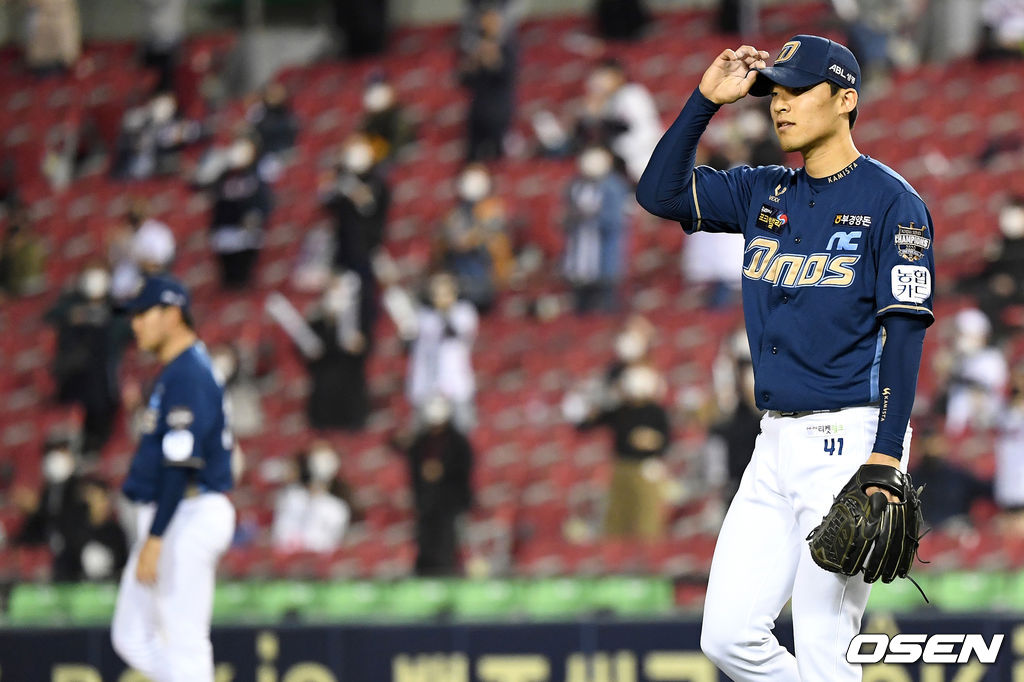 23일 서울 잠실야구장에서 열린 ‘2021 신한은행 SOL KBO 리그’ 두산 베어스와 NC 다이노스 경기, 8회말 무사 1루에서 두산 김재호의 희생번트 때 1루주자 조수행이 2루를 지나 3루에서 세이프되자 아쉬워하고 있다. /sunday@osen.co.kr