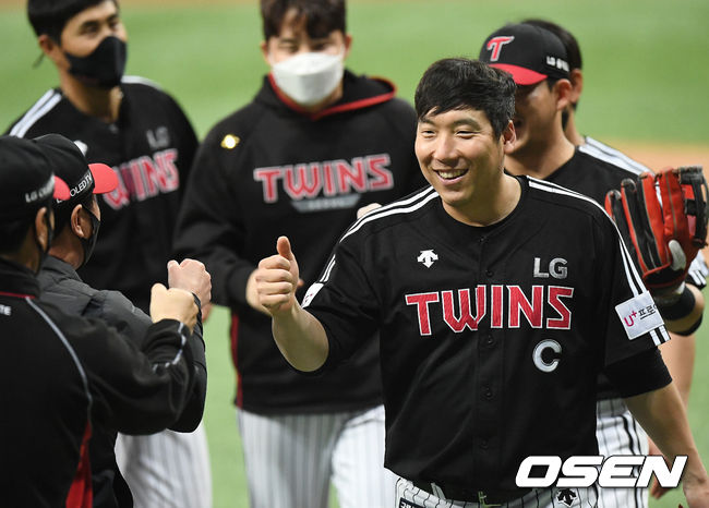 경기를 마치고 LG 김현수가 류지현 감독과 하이파이브를 하고 있다./rumi@osen.co.kr