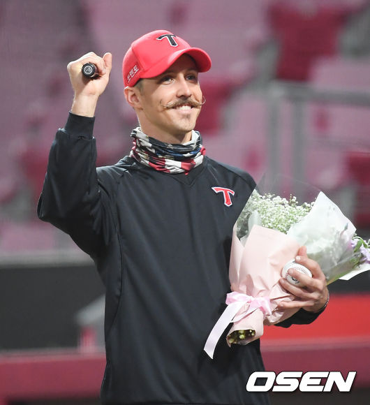 4월23일 광주 삼성전 경기종료 후 시즌 첫승 기록한 KIA 다니엘 멩덴이 팬들에게 인사를 하고 있다. / soul1014@osen.co.kr