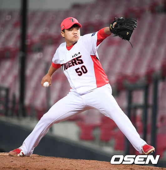 23일 광주기아챔피언스필드에서 '2021 신한은행 SOL KBO 리그' KIA 타이거즈와 삼성 라이온즈의 경기가 진행됐다.9회초 KIA 장현식이 역투하고 있다. / soul1014@osen.co.kr