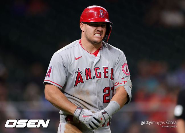 [사진]LA 에인절스의 마이크 트라웃이 23일(한국시간) 미닛 메이드 파크에서 벌어지 휴스턴과의 경기 4회서 몸에 맞는 볼을 맞고는 인상을 찌푸리며 1루로 향하고 있다.  ⓒGettyimages(무단전재 및 재배포 금지)