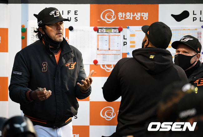 한화 수베로 감독이 워싱턴 코치와 이야기를 나누고 있다.  /jpnews@osen.co.kr