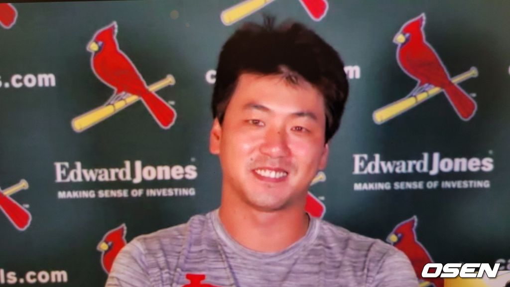 [사진] 세인트루이스 카디널스의 김광현이 24일 신시내티와의 경기를 마친 뒤 환한 표정으로 화상 인터뷰를 진행하고 있다. <세인트루이스 카디널스 구단 제공 영상 캡처>