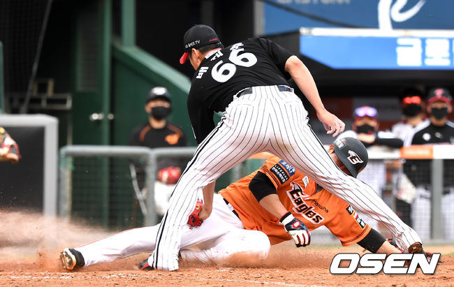 4회초 2사 3루 상황 한화 정은원 타석 때 상대 포일을 틈타 주자 김민하가 홈으로 쇄도했지만 LG 투수 배재준의 태그에 걸려 아웃되고 있다. / dreamer@osen.co.kr