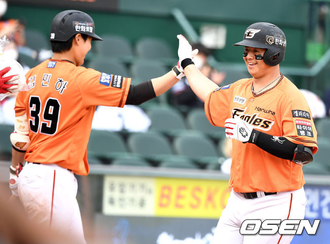 7회말 무사 선두타자로 나선 한화 노시환이 달아나는 중월 솔로포를 날리고 홈을 밟은 뒤 김민하와 인사를 나누고 있다. / dreamer@osen.co.kr