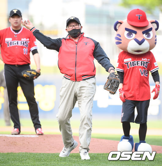 24일 광주기아챔피언스필드에서 '2021 신한은행 SOL KBO 리그' KIA 타이거즈와 삼성 라이온즈의 경기가 진행됐다. 경기에 앞서 KIA 레전드 데이를 맞아 KIA 레전드 김응룡 전 감독이 시구를 하고 있다. / soul1014@osen.co.kr