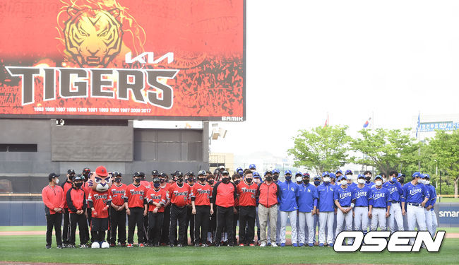 24일 광주기아챔피언스필드에서 '2021 신한은행 SOL KBO 리그' KIA 타이거즈와 삼성 라이온즈의 경기가 진행됐다.경기에 앞서 타이거즈 레전드 데이를 맞아 김응룡 전 감독이 양 팀 선수단과 포즈를 취하고 있다. / soul1014@osen.co.kr