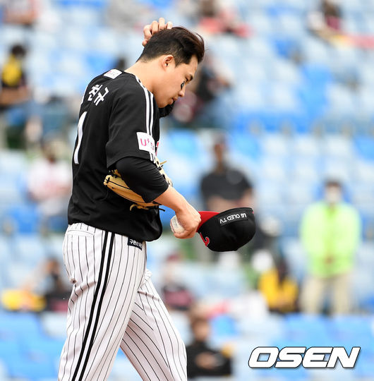 1회말 3실점 한 LG 선발 임찬규가 머리를 쓸어넘기고 있다. / dreamer@osen.co.kr