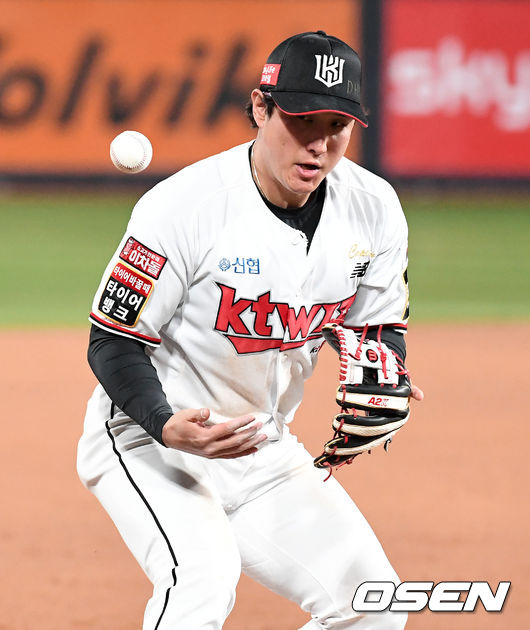 5회초 무사 1루에서 KT 황재균이 LG 이천웅의 3루땅볼에 실책을 범하고 있다. /jpnews@osen.co.kr