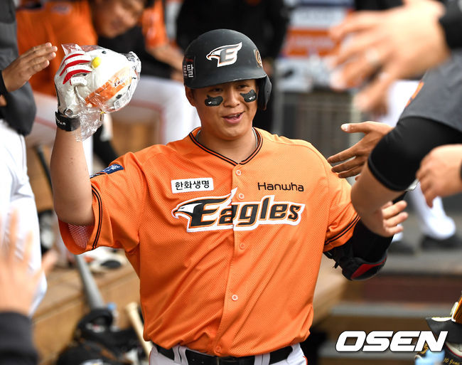 8회말 1사 주자없는 상황 한화 노시환이 달아나는 좌월 솔로포를 날리고 더그아웃 동료들과 인사를 나누고 있다. 연타석 홈런. / dreamer@osen.co.kr