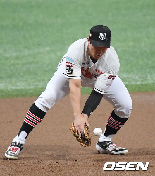 9일 오후 서울 고척스카이돔에서 '2020 신한은행 SOL KBO리그' 플레이오프 KT 위즈와 두산 베어스의 경기가 열렸다.2회초 2사 두산 김재호의 3루수 앞 땅볼때 KT 3루수 황재균이 타구를 포구하지 못하고 있다. /rumi@osen.co.kr