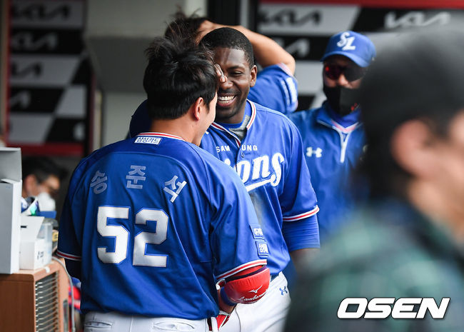 24일 광주기아챔피언스필드에서 '2021 신한은행 SOL KBO 리그' KIA 타이거즈와 삼성 라이온즈의 경기가 진행됐다. 2회초 2사 삼성 송준석이 솔로홈런을 날리고 피렐라의 축하를 받고 있다. / soul1014@osen.co.kr