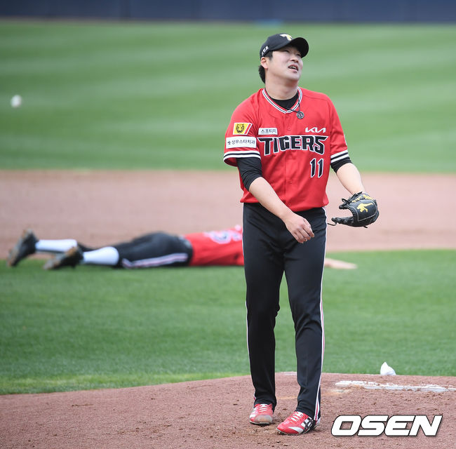 24일 광주기아챔피언스필드에서 '2021 신한은행 SOL KBO 리그' KIA 타이거즈와 삼성 라이온즈의 경기가 진행됐다.1회초 삼성 강민호의 1타점 적시타때 KIA 이민우 선발투수가 아쉬워하고 있다. / soul1014@osen.co.kr