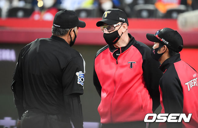 24일 광주기아챔피언스필드에서 '2021 신한은행 SOL KBO 리그' KIA 타이거즈와 삼성 라이온즈의 경기가 진행됐다.6회초 이닝종료 후 김병주 구심이 비디오판독에 항의한 곽정철 코치 향한 구두 경고를 윌리엄스 감독에게 전달하고 있다. / soul1014@osen.co.kr