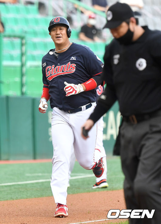 1회초 2사 주자없는 상황 롯데 이대호가 달아나는 좌월 솔로포를 날리고 그라운드를 돌며 기뻐하고 있다. / dreamer@osen.co.kr