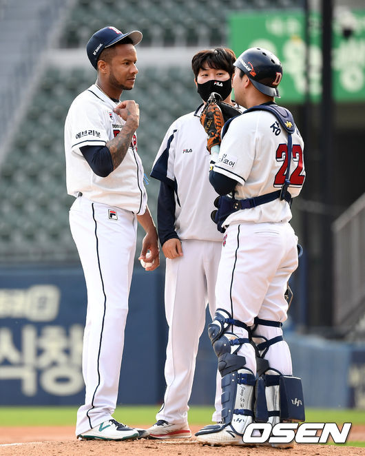 3회초 1사 1루에서 마운드를 방문한 두산 장승현이 마란다와 이야기를 나누고 있다. /sunday@osen.co.kr