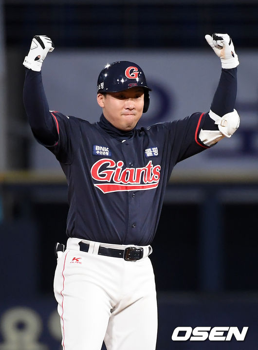 9회초 2사 주자 1,2루 롯데 안치홍이 좌익수 왼쪽 2타점 적시타를 날린 후 2루에서 기뻐하고 있다./rumi@osen.co.kr