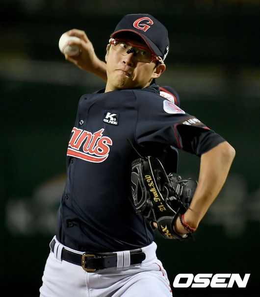 24일 오후 대전 한화이글스파크에서 ‘2020 신한은행 SOL KBO 리그’ 한화 이글스와 롯데 자이언츠의 경기가 열렸다.1회말 롯데 선발 박세웅이 마운드에 올라 힘차게 공을 뿌리고 있다./ksl0919@osen.co.kr