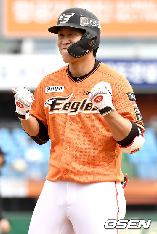 2회말 1사 만루 상황 한화 김민하가 달아나는 1타점 적시타를 날리고 1루에 안착해 기뻐하고 있다. / dreamer@osen.co.kr