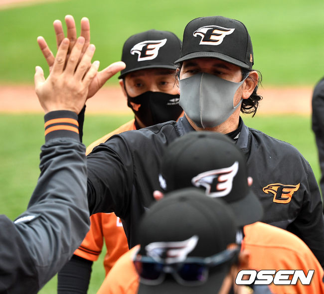 승리한 한화 수베로 감독이 스태프와 하이파이브를 나누고 있다. / dreamer@osen.co.kr